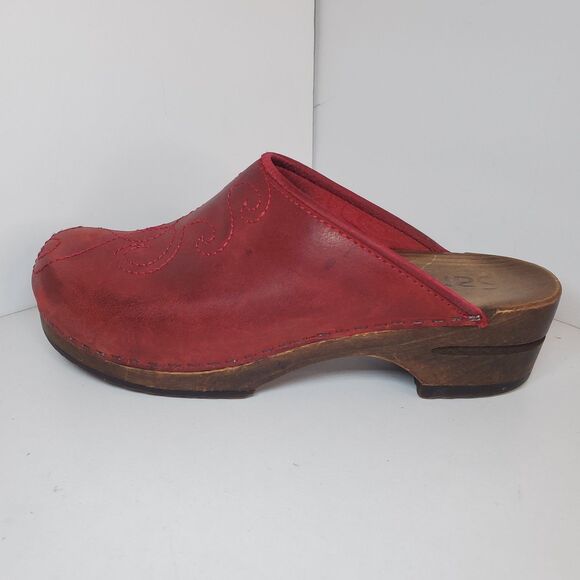 Sanita Womens Sz 8/38 Red Embroidery Mule Clog Danish Wood Boho Lagenlook Hippie - Picture 1 of 11